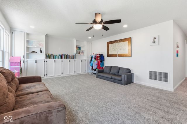 18944 Prairie Crossing Drive, Noblesville, IN 46062