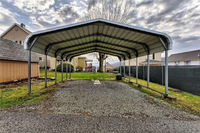 229 S 5th St, Youngwood, PA 15697