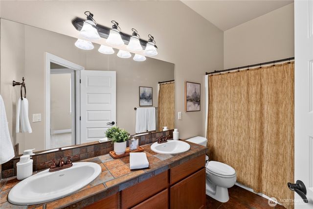 3006 220th Avenue E, Lake Tapps, WA 98391