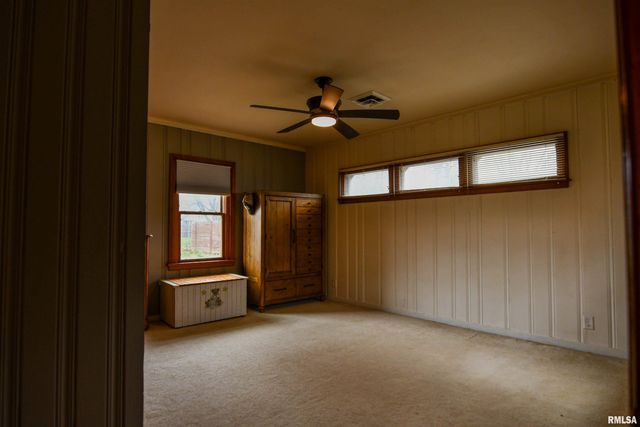 515 W POPLAR Street, Taylorville, IL 62568