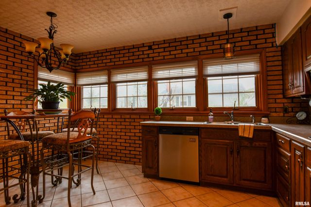 515 W POPLAR Street, Taylorville, IL 62568