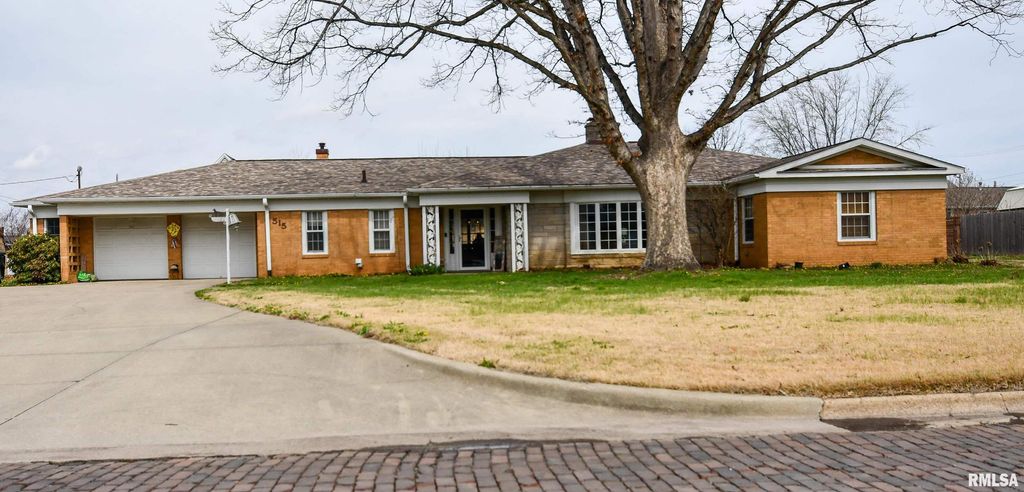 515 W POPLAR Street, Taylorville, IL 62568