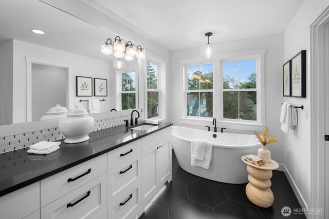 208 35th Avenue E, Seattle, WA 98112