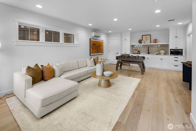 208 35th Avenue E, Seattle, WA 98112