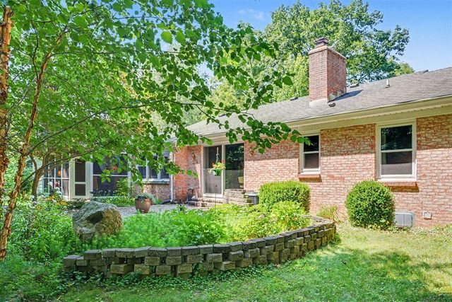 22727 Sunset Drive, Kalamazoo, MI 49009