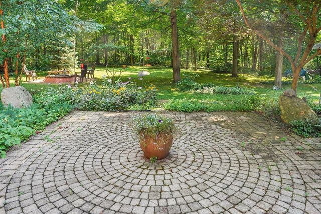 22727 Sunset Drive, Kalamazoo, MI 49009