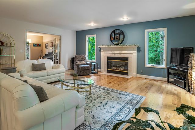 25 Weston Heights Drive, Asheville, NC 28803