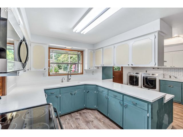 8025 Sw SCHILLER Rd, Portland, OR 97225