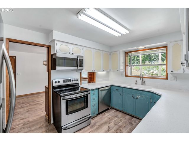 8025 Sw SCHILLER Rd, Portland, OR 97225