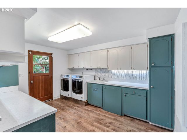 8025 Sw SCHILLER Rd, Portland, OR 97225
