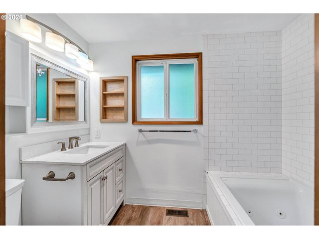 8025 Sw SCHILLER Rd, Portland, OR 97225