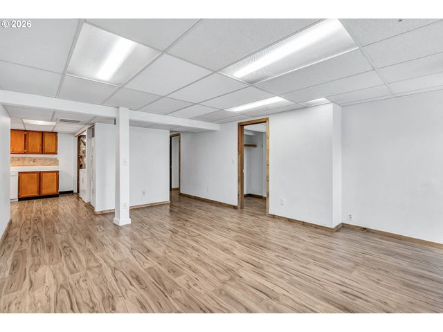 8025 Sw SCHILLER Rd, Portland, OR 97225