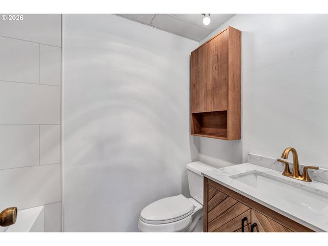 8025 Sw SCHILLER Rd, Portland, OR 97225