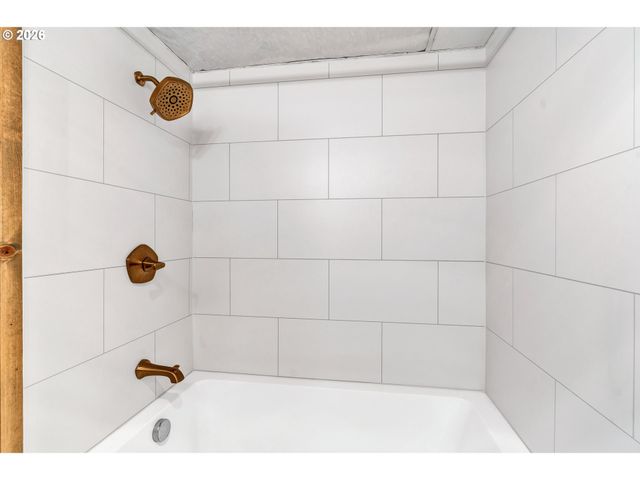 8025 Sw SCHILLER Rd, Portland, OR 97225