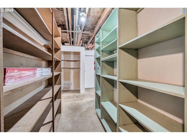 8025 Sw SCHILLER Rd, Portland, OR 97225