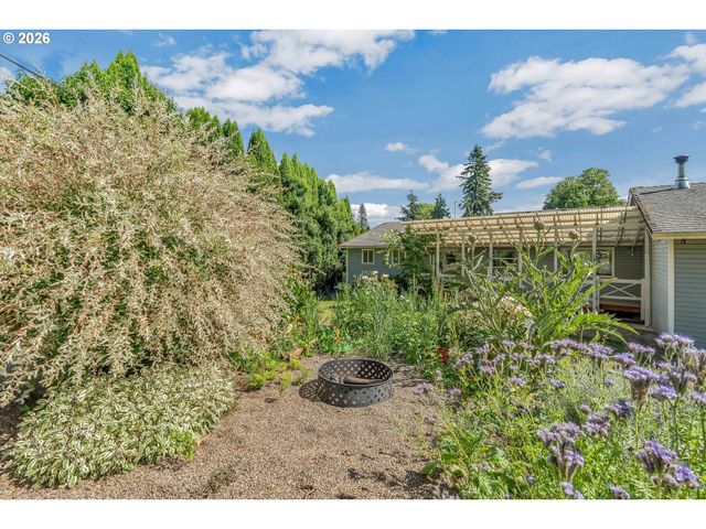 8025 Sw SCHILLER Rd, Portland, OR 97225