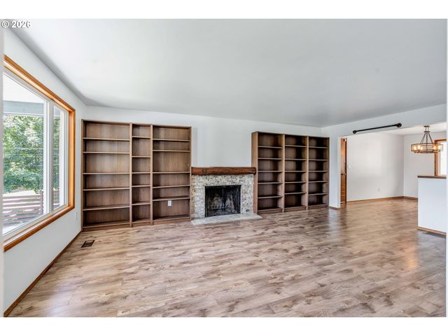 8025 Sw SCHILLER Rd, Portland, OR 97225