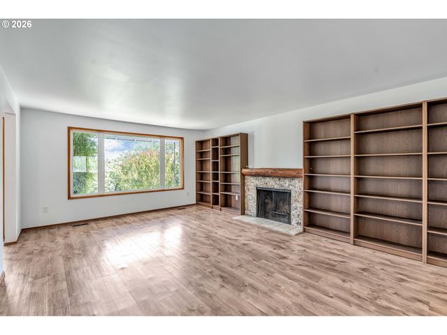 8025 Sw SCHILLER Rd, Portland, OR 97225