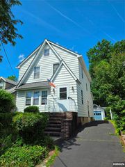 12 Brook Place, Bloomfield, NJ 07003