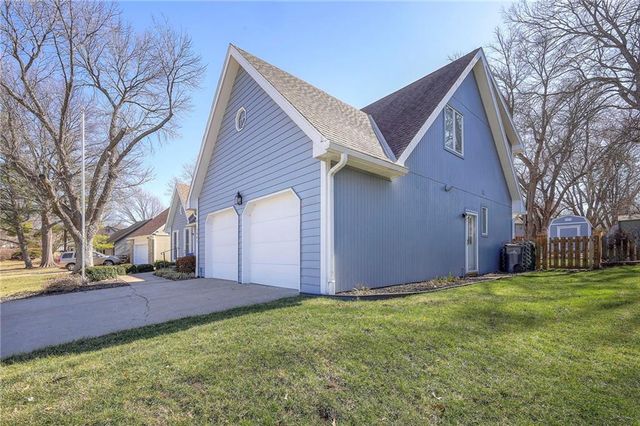 1941 E Frontier Lane, Olathe, KS 66062