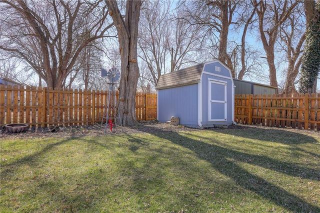 1941 E Frontier Lane, Olathe, KS 66062