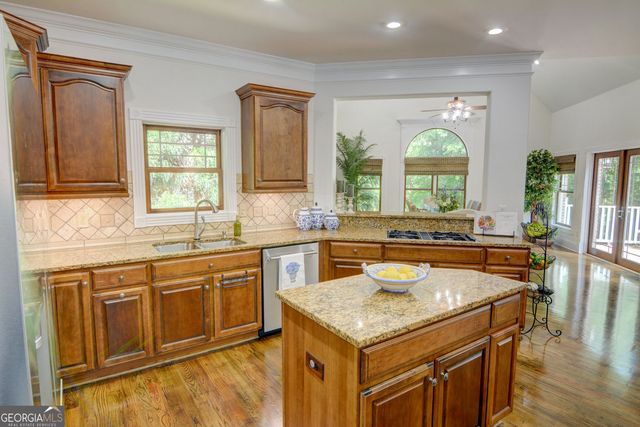 305 Lakeshore Drive, Hartwell, GA 30643