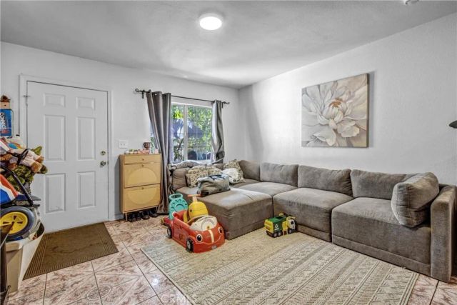 2043 City View, Los Angeles, CA 90033
