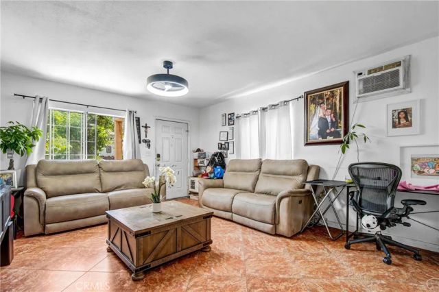 2043 City View, Los Angeles, CA 90033