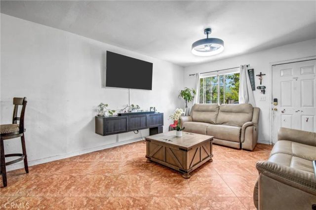 2043 City View, Los Angeles, CA 90033