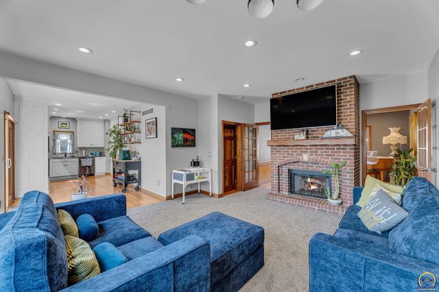 1116 Oak Tree DR, Lawrence, KS 66049