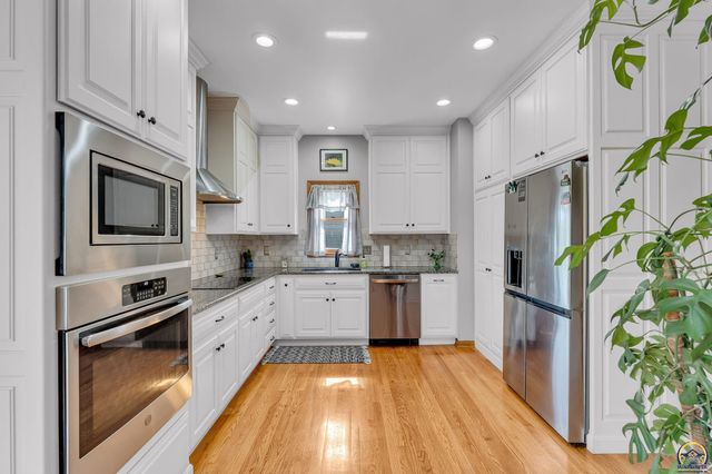 1116 Oak Tree DR, Lawrence, KS 66049