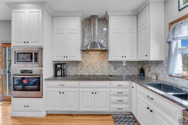 1116 Oak Tree DR, Lawrence, KS 66049