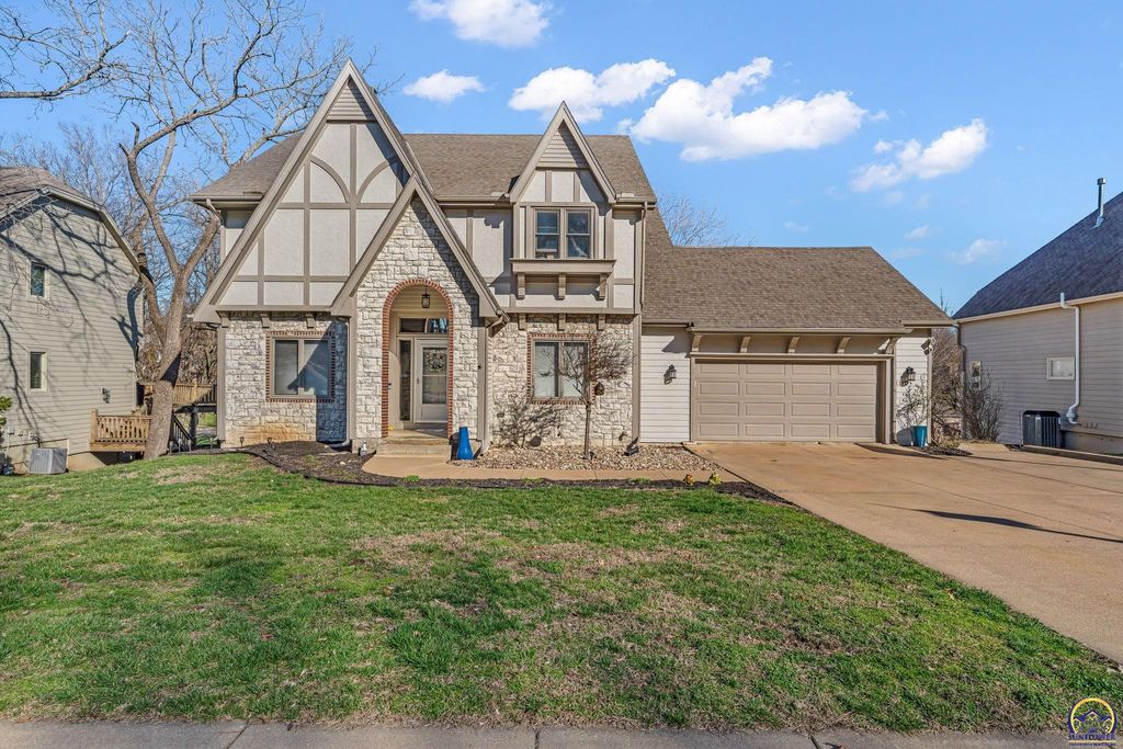 1116 Oak Tree DR, Lawrence, KS 66049