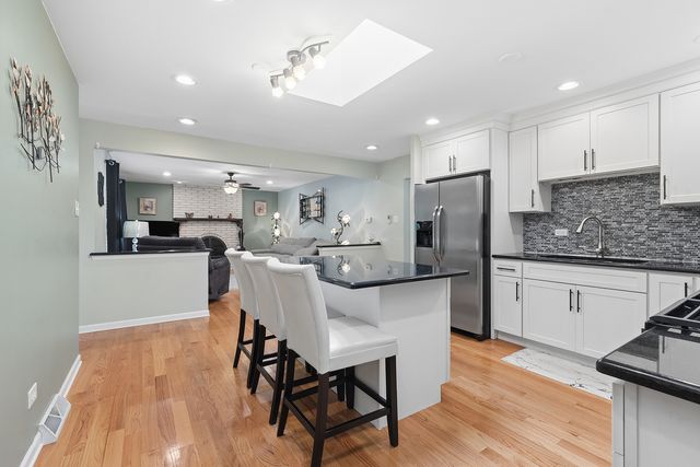 12001 W Lake View Drive, Orland Park, IL 60467