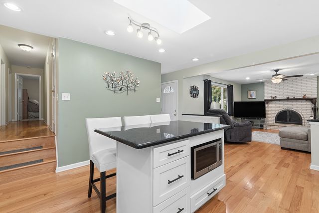 12001 W Lake View Drive, Orland Park, IL 60467