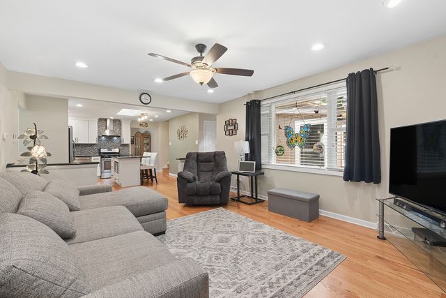 12001 W Lake View Drive, Orland Park, IL 60467