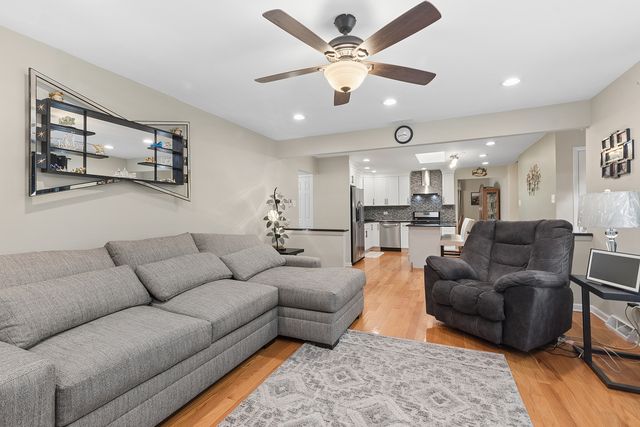 12001 W Lake View Drive, Orland Park, IL 60467
