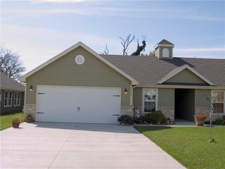 2220 Sycamore Street, Tonganoxie, KS 66086