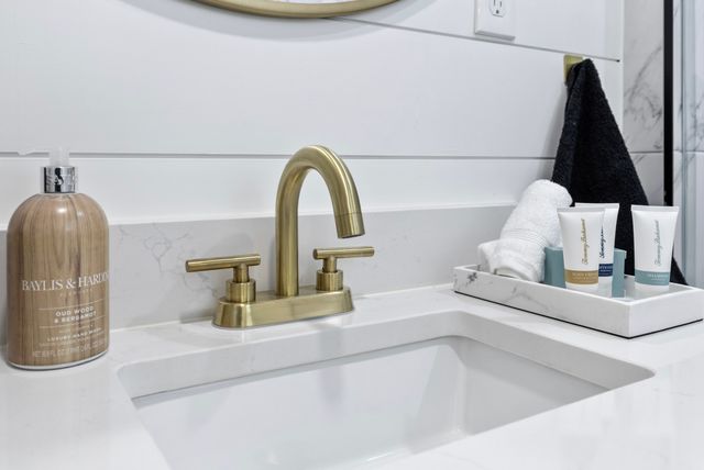 1044 Meadowbrook Drive, Grapevine, TX 76051