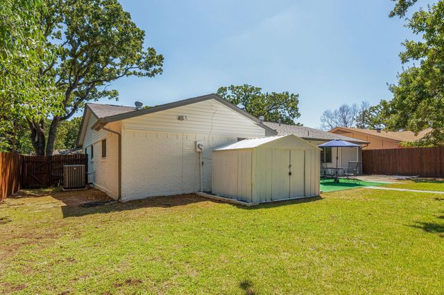 1044 Meadowbrook Drive, Grapevine, TX 76051