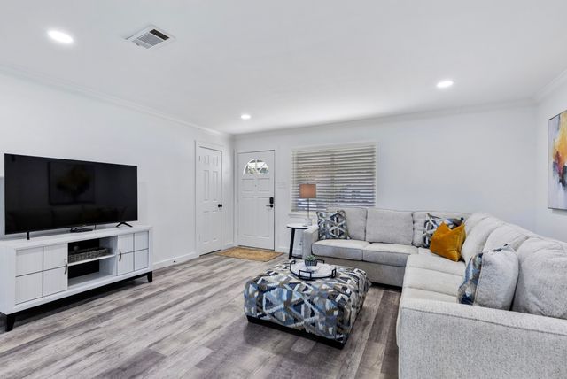 1044 Meadowbrook Drive, Grapevine, TX 76051