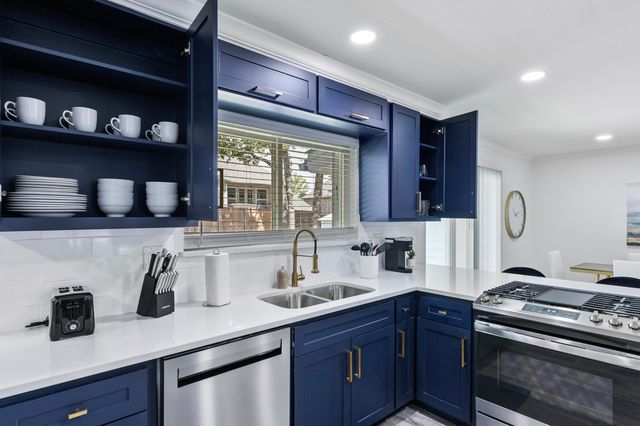 1044 Meadowbrook Drive, Grapevine, TX 76051