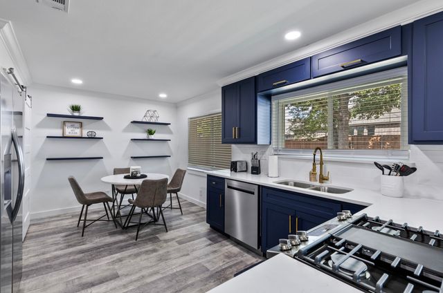 1044 Meadowbrook Drive, Grapevine, TX 76051