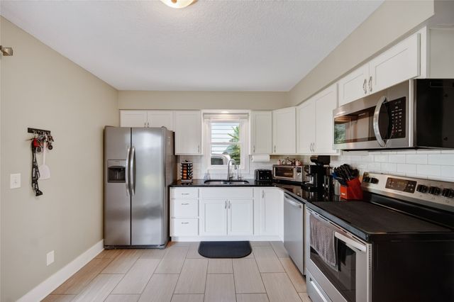 4204 Thompson Avenue, Des Moines, IA 50317