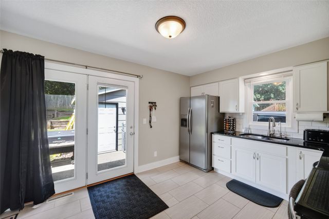 4204 Thompson Avenue, Des Moines, IA 50317