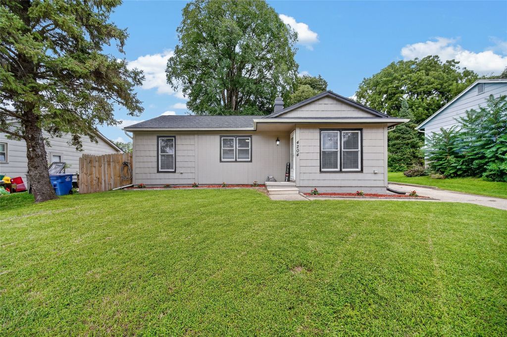 4204 Thompson Avenue, Des Moines, IA 50317