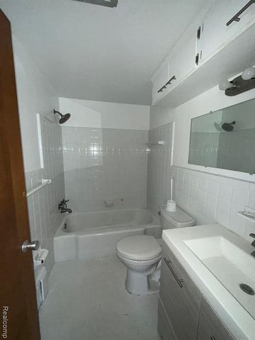 8300 E Jefferson Avenue 107, Detroit, MI 48214