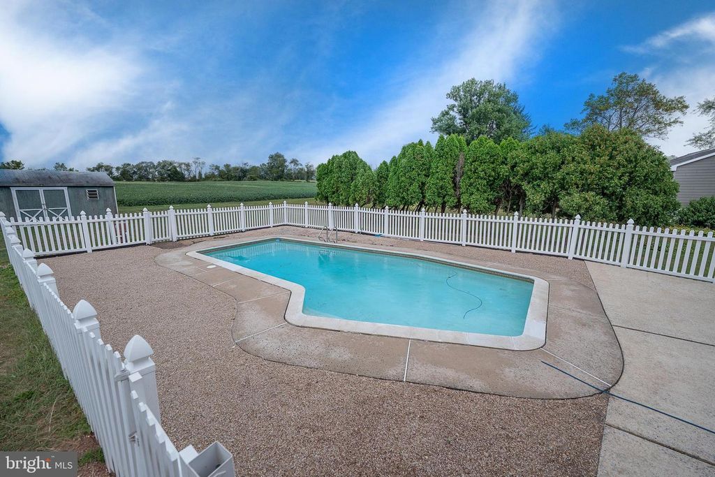 950 SPRING CITY RD, Phoenixville, PA 19460