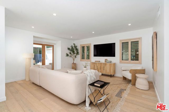 7881 Airlane Avenue, Los Angeles, CA 90045