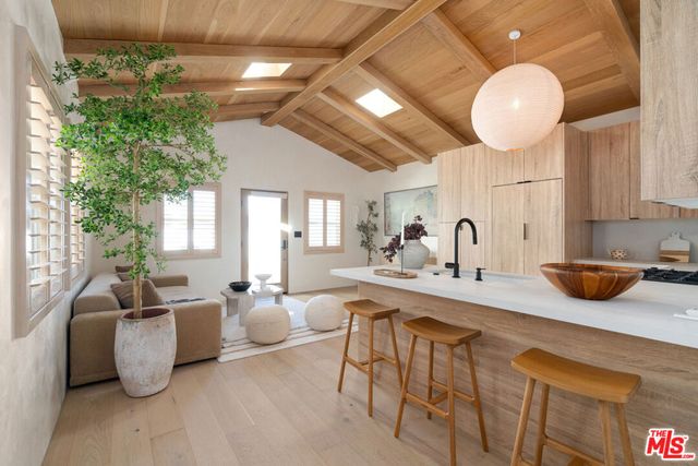 7881 Airlane Avenue, Los Angeles, CA 90045
